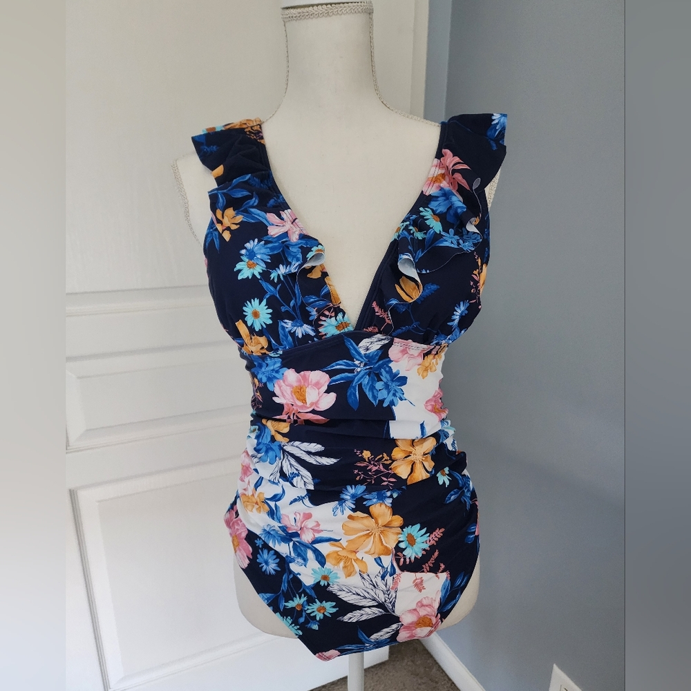 NWT- Cupshe Elegant Sunny Ruffled Lace Back Navy Floral Print Suit, Size Large